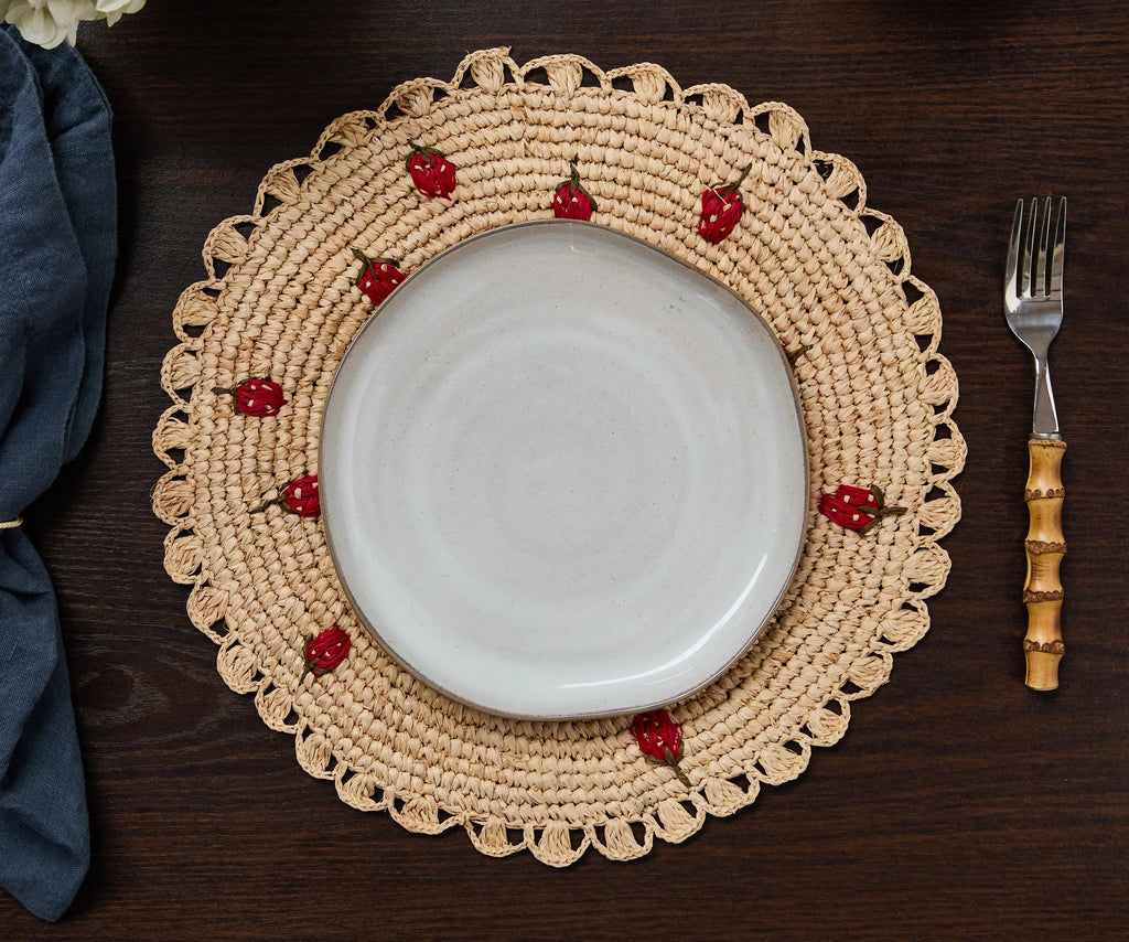 Set de table rond en raphia crocheté à la main avec motif fraise dispersée