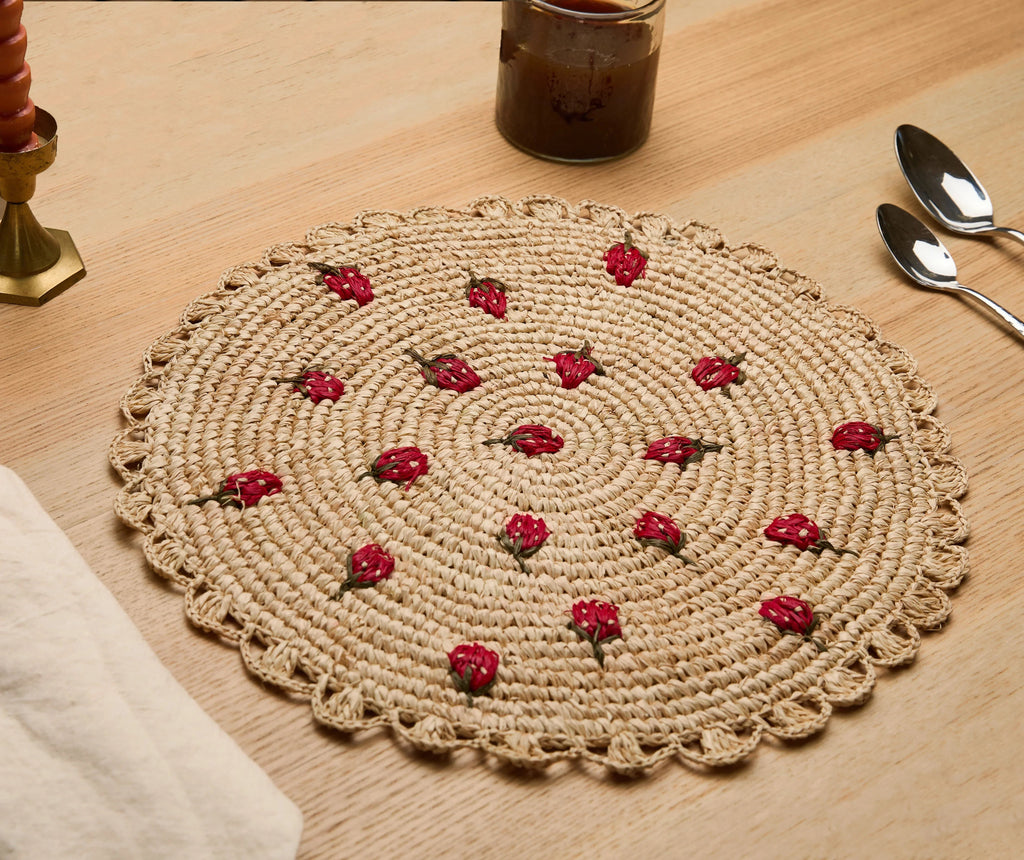 Set de table rond en raphia crocheté à la main avec motif fraise dispersée